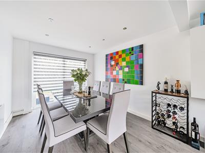 Lounge/Dining Room: